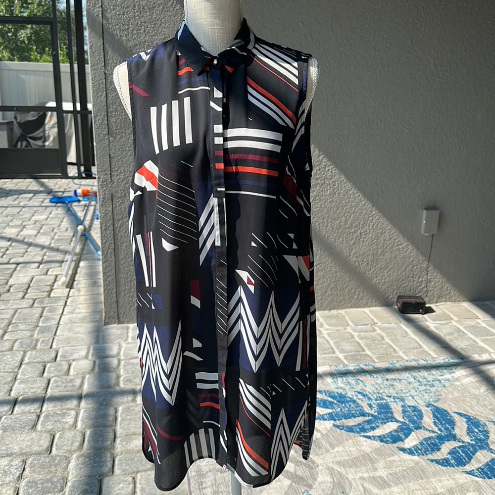 Long sleeveless top. Hi/low